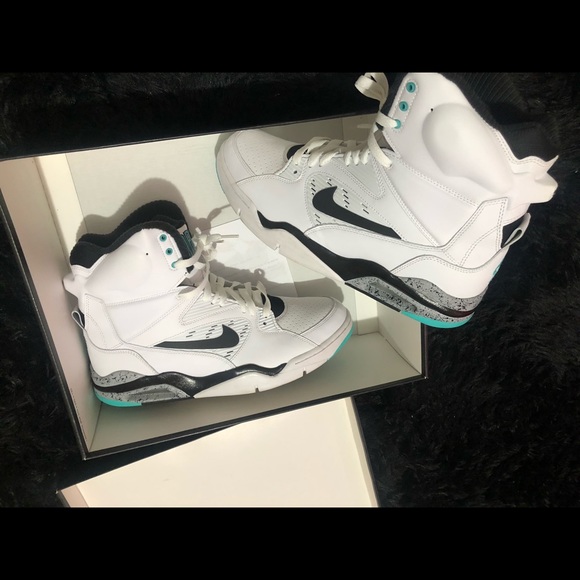 Nike air commands jade size 11.5